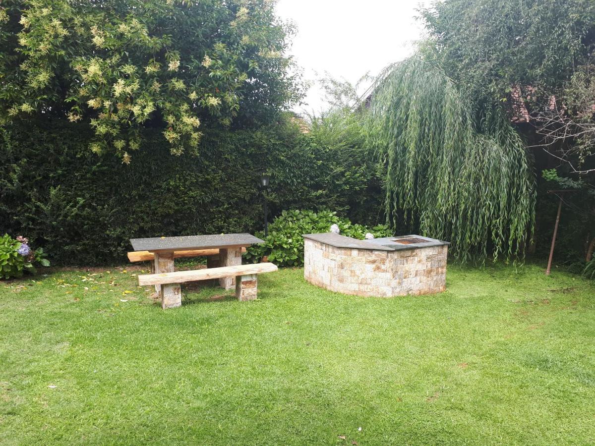 Chale De Madeira - Lareira E Fogueira---Lindo Gramado Com Mesa Para Cafe Da Manha, Churrasqueira E Fogueira Campos do Jordão Extérieur photo