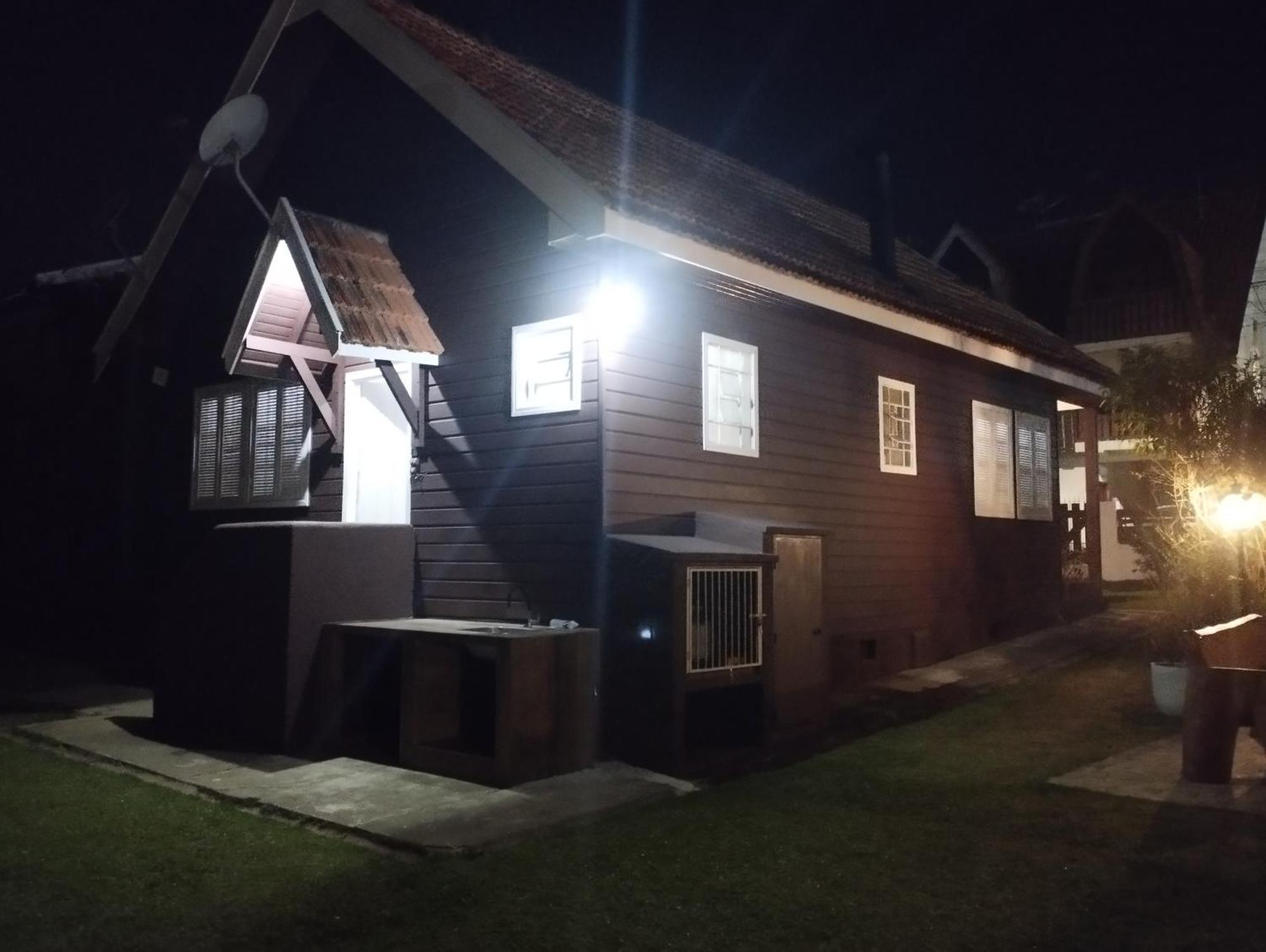 Chale De Madeira - Lareira E Fogueira---Lindo Gramado Com Mesa Para Cafe Da Manha, Churrasqueira E Fogueira Campos do Jordão Extérieur photo