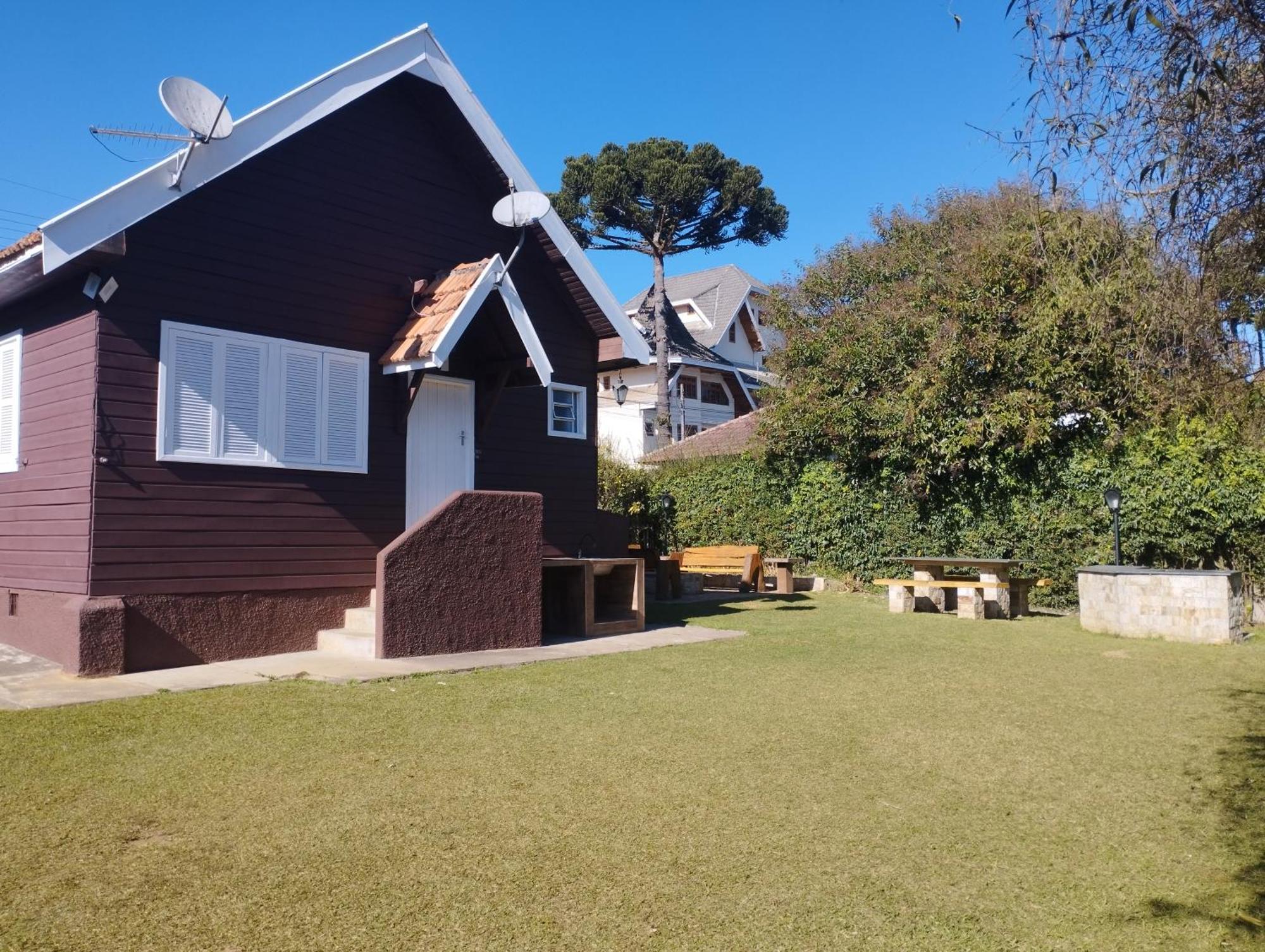 Chale De Madeira - Lareira E Fogueira---Lindo Gramado Com Mesa Para Cafe Da Manha, Churrasqueira E Fogueira Campos do Jordão Extérieur photo