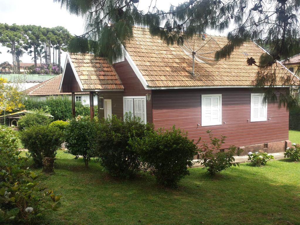 Chale De Madeira - Lareira E Fogueira---Lindo Gramado Com Mesa Para Cafe Da Manha, Churrasqueira E Fogueira Campos do Jordão Extérieur photo